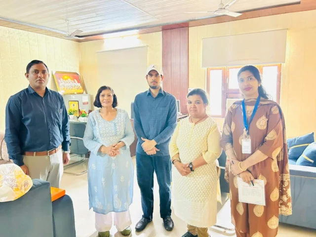 भारत ग्रुप ऑफ इंस्टीट्यूशन्स के अंतर्गत संचालित भारत कॉलेज ऑफ लॉ के दो असिस्टेंट प्रोफेसरों ने पीएच.डी. की उपाधि प्राप्त कर संस्थान का नाम गौरवान्वित किया है। कॉलेज के असिस्टेंट प्रोफेसर डॉ. लोचन गुप्ता ने एम.एम. यूनिवर्सिटी, मुलाना से तथा डॉ. मोनिका पहलू ने चौधरी देवीलाल यूनिवर्सिटी, सिरसा से अपनी पीएच.डी. की डिग्री प्राप्त की है। उल्लेखनीय है कि दोनों ही शिक्षक पहले से यूजीसी-नेट (NET) क्वालिफाइड हैं और अब पीएच.डी. की उपाधि प्राप्त कर उन्होंने शैक्षणिक क्षेत्र में एक और महत्वपूर्ण उपलब्धि हासिल की है।

इस उपलब्धि पर भारत ग्रुप ऑफ इंस्टीट्यूशन्स की प्रेसिडेंट प्रो. कैलाशो सैनी ने दोनों शिक्षकों को हार्दिक बधाई देते हुए उनके उज्ज्वल भविष्य की कामना की। संस्थान के चेयरमैन ओमनाथ सैनी तथा वाइस चेयरमैन भारत सैनी ने भी दोनों शिक्षकों को इस महत्वपूर्ण उपलब्धि पर शुभकामनाएँ दीं और कहा कि शिक्षकों की ऐसी उपलब्धियाँ संस्थान की शैक्षणिक गुणवत्ता और प्रतिष्ठा को और सुदृढ़ करती हैं।

इस अवसर पर कॉलेज परिवार के अन्य सदस्यों ने भी दोनों शिक्षकों को बधाई देते हुए उनके उज्ज्वल भविष्य की कामना की।