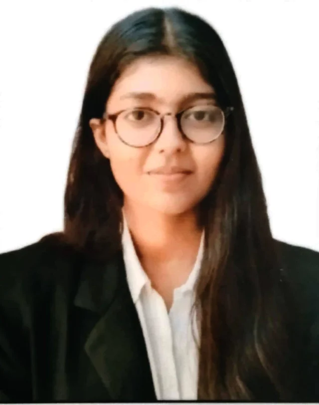 प्रेसिडेंट प्रो. कैलाश सैनी ने दी छात्राओं को बधाई

भारत कॉलेज ऑफ लॉ की छात्राओं ने बी.ए. एलएलबी नाइंथ सेमेस्टर के विश्वविद्यालय परिणाम में उत्कृष्ट प्रदर्शन करते हुए प्रथम और द्वितीय स्थान प्राप्त कर कॉलेज तथा अपने अभिभावकों का नाम रोशन किया है।

कॉलेज की छात्रा सुनिधि शर्मा ने 479/600 अंक प्राप्त कर विश्वविद्यालय में प्रथम स्थान प्राप्त किया, जबकि सानिया ने 478/600 अंक प्राप्त कर द्वितीय स्थान हासिल किया। दोनों छात्राएं पढ़ाई के साथ-साथ कॉलेज स्तर पर आयोजित विभिन्न गतिविधियों जैसे मूट कोर्ट, लीगल एवं सांस्कृतिक कार्यक्रमों में भी सक्रिय रूप से भाग लेती रही हैं।

इस उपलब्धि पर कॉलेज की प्रेसिडेंट प्रो. कैलाशों सैनी ने छात्राओं को उनके उज्ज्वल भविष्य के लिए हार्दिक बधाई दी। साथ ही अध्यक्ष श्री ओम नाथ सैनी, वाइस चेयरमैन भारत सैनी, डायरेक्टर रूबल शर्मा, प्रिंसिपल श्री अनिल कुमार तथा समस्त स्टाफ ने भी छात्राओं को शुभकामनाएं दीं।

इस अवसर पर प्रेसिडेंट प्रो. कैलाशों सैनी ने कहा कि कॉलेज का उद्देश्य विद्यार्थियों को केवल कानून की शिक्षा देना ही नहीं, बल्कि उनका सर्वांगीण विकास करना भी है, ताकि वे भविष्य में एक सफल नागरिक बनकर समाज और देश की सेवा कर सकें।