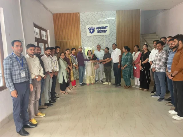 भारत ग्रुप ऑफ इंस्टीट्यूशंस में प्रोफेसर कैलाशो सैनी (पूर्व सांसद एवं प्रेजिडेंट, भारत ग्रुप ऑफ इंस्टीट्यूशंस) के जन्मदिन के शुभ अवसर पर एक गरिमामय कार्यक्रम का आयोजन किया गया।

इस अवसर पर डायरेक्टर श्री रूबल शर्मा जी, प्रिंसिपल डॉ. अनिल कुमार जी एवं डॉ. लवकेश जी सहित सभी लॉ एवं फार्मेसी स्टाफ सदस्यों द्वारा उन्हें हार्दिक शुभकामनाएं दी गईं तथा पुष्पगुच्छ भेंट कर सम्मानित किया गया।

कार्यक्रम के दौरान संस्थान के चेयरमैन श्री ओमनाथ सैनी जी एवं वाइस चेयरमैन श्री भारत सैनी जी की गरिमामयी उपस्थिति ने भी शोभा बढ़ाई।

इस अवसर पर प्रोफेसर कैलाशो सैनी जी ने समस्त स्टाफ का आभार व्यक्त करते हुए संस्थान की निरंतर प्रगति एवं उन्नति के लिए सभी को प्रेरित किया तथा सभी को मिलकर संस्थान को नई ऊंचाइयों तक ले जाने का संदेश दिया।

अंत में, सभी ने उनके उत्तम स्वास्थ्य, दीर्घायु एवं उज्ज्वल भविष्य की कामना की।