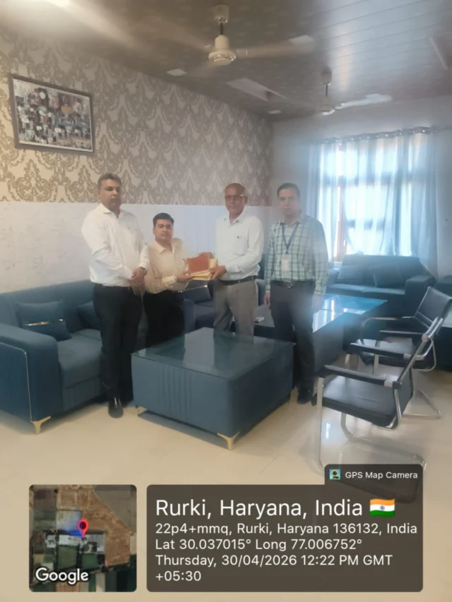 *भारत इंस्टिट्यूट ऑफ फार्मेसी में IPR दिवस का उत्साहपूर्ण आयोजन* 
भारत इंस्टिट्यूट ऑफ फार्मेसी, डिग्री कोर्स में बौद्धिक संपदा अधिकार (IPR) दिवस बड़े उत्साह के साथ मनाया गया। इस आयोजन का उद्देश्य विद्यार्थियों को रचनात्मकता, नवाचार और मौलिक विचारों की सुरक्षा के महत्व के प्रति जागरूक करना था। IPR जागरूकता शोध, विकास और पेशेवर कार्य में नवाचार को प्रोत्साहित करती है.
कार्यक्रम के मुख्य अतिथि पेटेंट सूचना केंद्र, हरियाणा के वैज्ञानिक डॉ. राहुल तनेजा रहे। उन्होंने अपने प्रेरक संबोधन में शोध एवं विकास में बौद्धिक संपदा के महत्व पर प्रकाश डाला और बताया कि पेटेंट तथा अन्य IPR के प्रति जागरूकता शैक्षणिक संस्थानों में मौलिकता की संस्कृति को मजबूत करती है.
कार्यक्रम के समन्वयक डॉ. लवकेश भाटिया, प्राचार्य फार्मेसी; डॉ. अनिल, प्राचार्य लॉ; श्री संदीप सैनी; और डॉ. मोनिका शर्मा रहे, जिनके प्रयासों से आयोजन सफल और सुचारु रूप से संपन्न हुआ। विद्यार्थियों ने सक्रिय भागीदारी की और कार्यक्रम को ज्ञानवर्धक, संवादात्मक तथा रोचक बनाया.
इस विशेष अवसर पर संस्थान ने प्रो. कैलाशो सैनी, अध्यक्ष; श्री ओम नाथ सैनी; और उपाध्यक्ष श्री भारत सैनी व निदेशक श्री रूबल शर्मा के निरंतर प्रोत्साहन, मार्गदर्शन और सहयोग के लिए हार्दिक आभार व्यक्त किया। उनके दूरदर्शी नेतृत्व से संस्थान में ज्ञान, शोध और नवाचार की भावना को लगातार बल मिलता है.
कार्यक्रम का समापन धन्यवाद ज्ञापन के साथ हुआ, और इस तरह संस्थान में IPR दिवस का आयोजन सफल एवं सार्थक रूप से संपन्न हुआ.